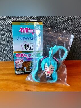 New in Box Hatsune Miku Snow Miku Series Blind Box Vinyl Doll Hanger Toy